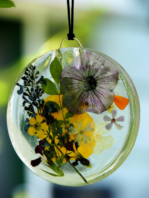 Can You Preserve Flowers in Resin 