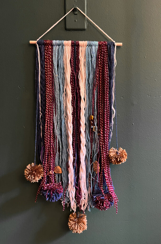 Yarn wall hanging idea 